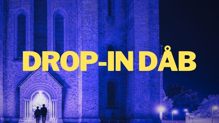 To toge i forgrunden foran et belyst kirkeportal med teksten