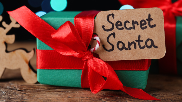 Ein kleines Geschenk mit roter Schleife und einem