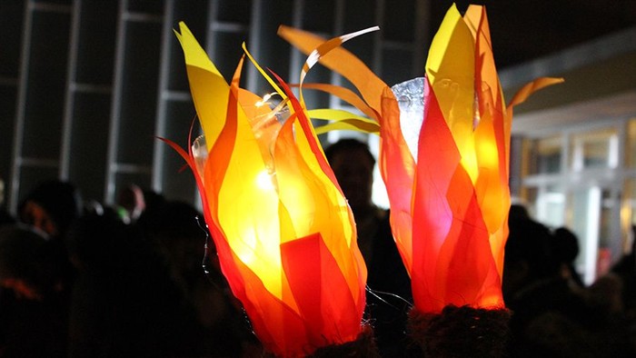 2 Laternen in Form von leuchtenden Flammen