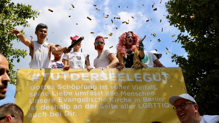 Eine Gruppe von Menschen hält ein Banner mit der Aufschrift