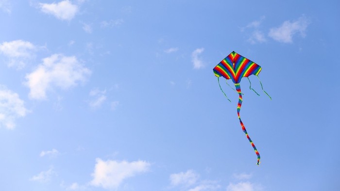 Aufsteigender Drachen im blauen Himmel