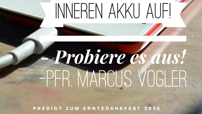 Das Bild zeigt ein Zitat von Marcus Vogler über Teamarbeit mit einem Smartphone und einem Ladegerät im Hintergrund.