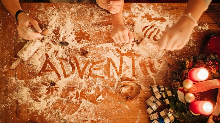 Kinder backen Weihnachtsplätzchen und schreiben 