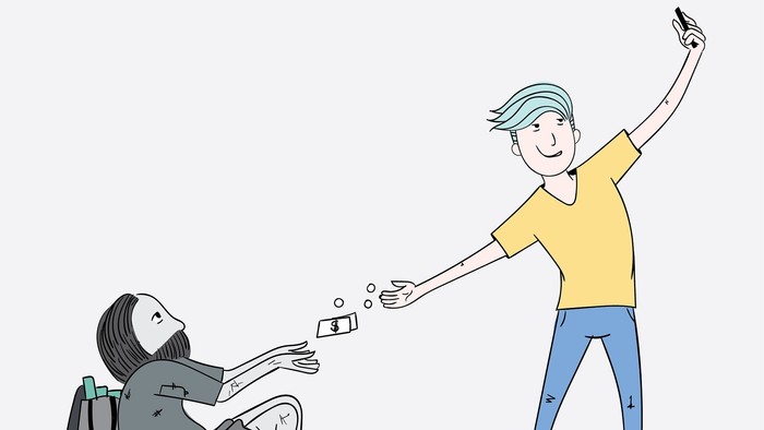 En person hjælper en anden med at stå op, mens den ene holder mobiltelefonen op for at tage et selfie.