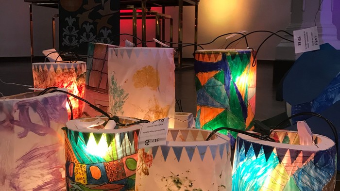 Bunte Lichter in der Kirche