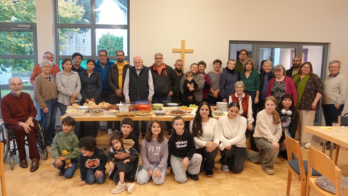 Das Gruppenfoto zeigt einen großen Teil der Besucher*innen mit Initiator Pfarrer i.R. Reiner Ströver im Gemeindehaus.