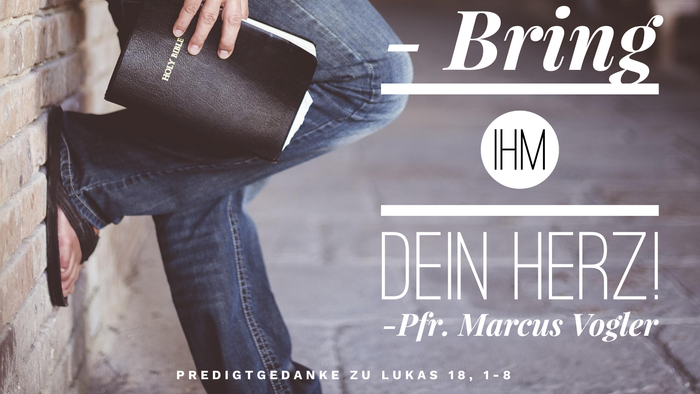 Person hält ein Buch vor einer Ziegelsteinwand mit deutschem Text-Overlay.