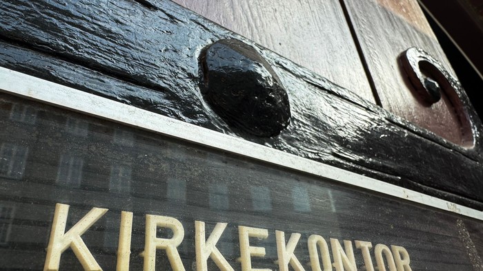 Gulddet skilt på kirke.