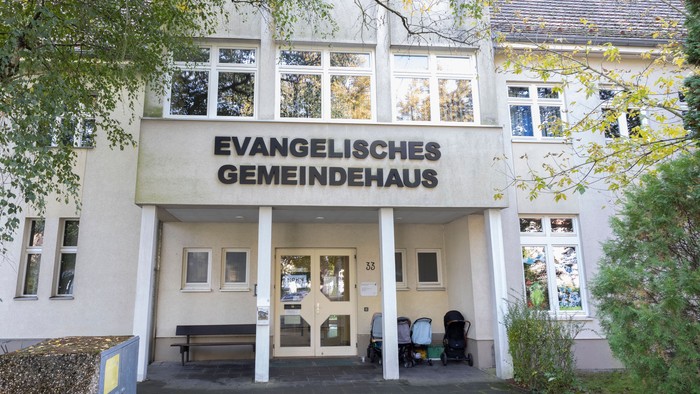 Das Gebäude der Evangelischen Gemeindehaus mit Bäumen davor