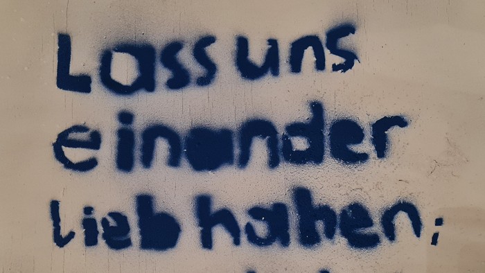 Bibelvers auf der Sitzfläche eines Stuhls im Foyer der Friedenskirche Offenbach: