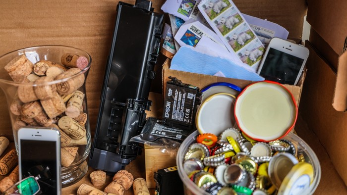 In der Kiste: Weinkorken, Handy, Kamera, Batterien, Münzen und andere Kleinigkeiten