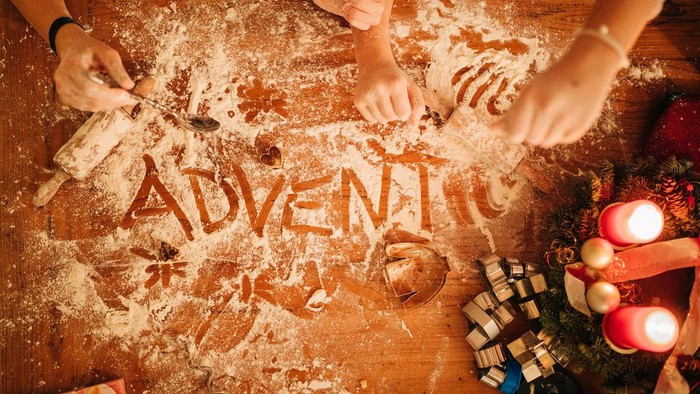 Kinder backen Weihnachtsplätzchen und schreiben