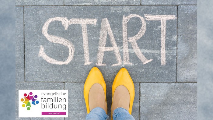 Text 'START' mit Kreide auf Steinplatten, dazu Frauenfüße mit gelben Schuhen und Logo der Familienbildung Reinickendorf