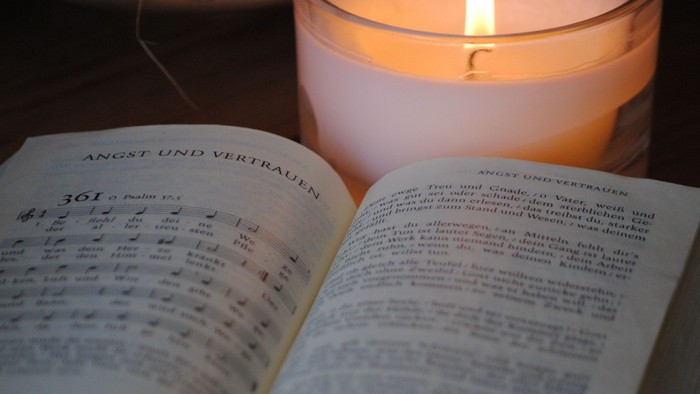 Offenes Buch mit brennender Kerze, Seite mit Psalm 36