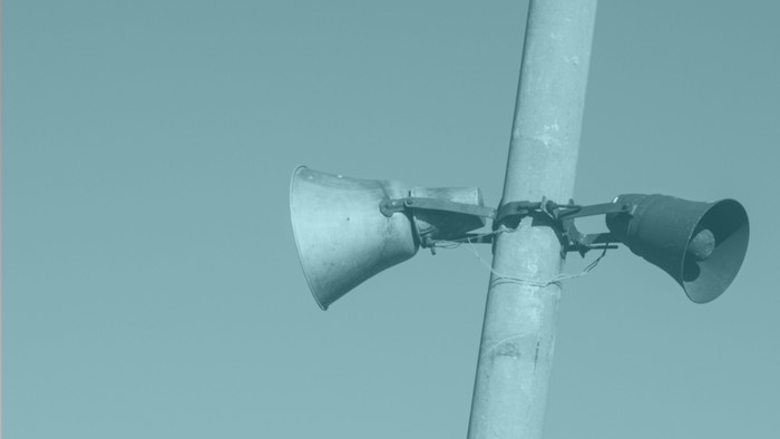 Zwei Lautsprecher an einem Pfahl montiert