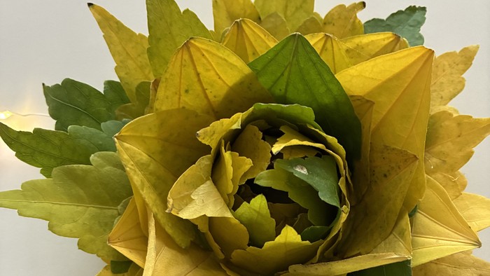 Et blomster af gule og grønne blade.