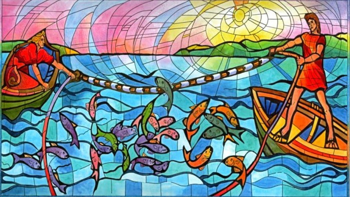 Billedet viser en farverig glasmaleri-scene med fiskere og en stor fangst af fisk.