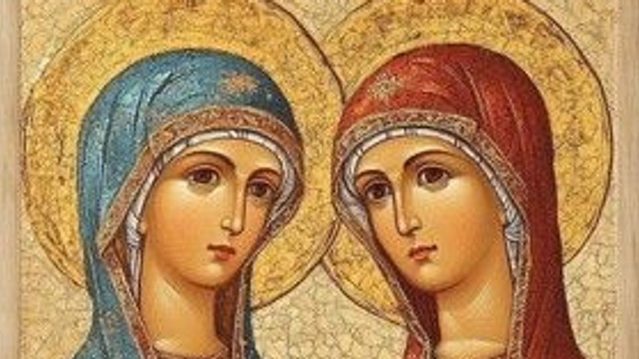 „Ikonische religiöse Darstellung zweier verehrter Frauen in traditioneller byzantinischer Tracht mit goldenen Heiligenscheinen.“