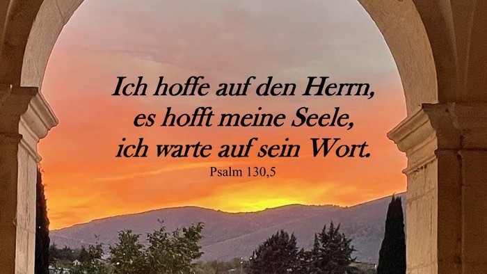 Plakat für eine religiöse Veranstaltung am **9. November 2025** in der **Klosterkirche St. Elisabeth, Kirchhain**, mit einer friedvollen Landschaft und einem biblischen Zitat.