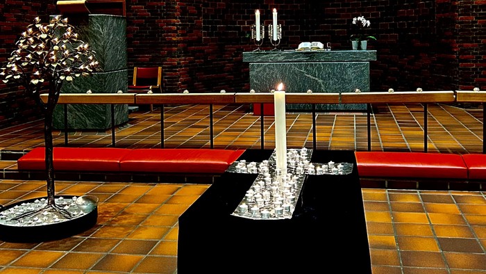 Kirkeinteriør med alter og lysstake