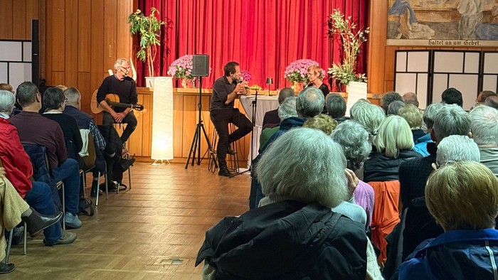 Pfarrer Würfel, Lou Bihl und Rainer Markus Wimmer im Gemeindehaus Neureut-Nord beim zweiten Themenabend