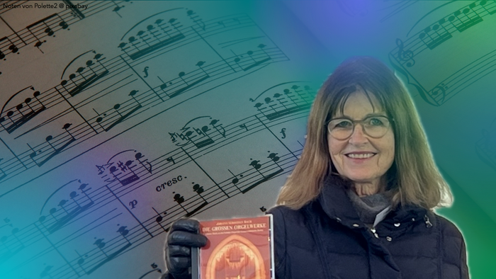 Zu sehen ist Heike Pfaff mit Notenblättern im Hintergrund