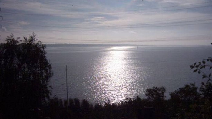 En skøn udsigt over havet med solskin på vandet