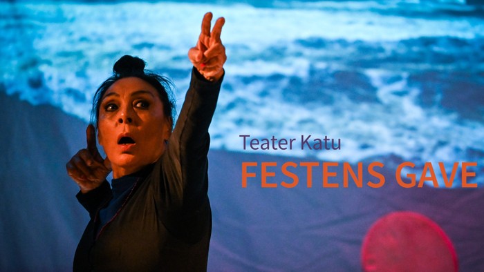 En kvinde optræder på scenen med hav som baggrund, teksten lyder