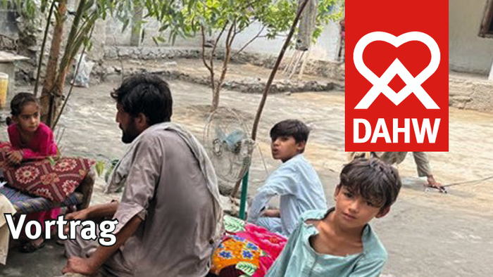 Menschen sitzen auf dem Boden, unterhalten sich, im Hintergrund sind Kinder und ein Mann zu sehen; der Text lautet *„DAHW“* und *„Einladung zum Vortrag“*.