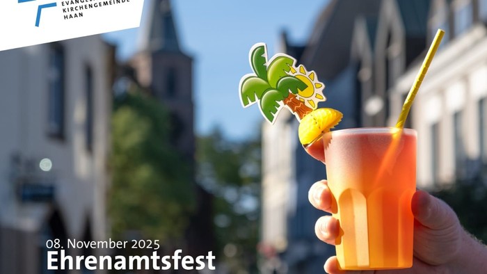 Hand hält orangefarbenes Getränk mit Fruchtgarnitur, im Hintergrund eine Stadtstraße, mit Datum und Veranstaltungsnamen angezeigt.