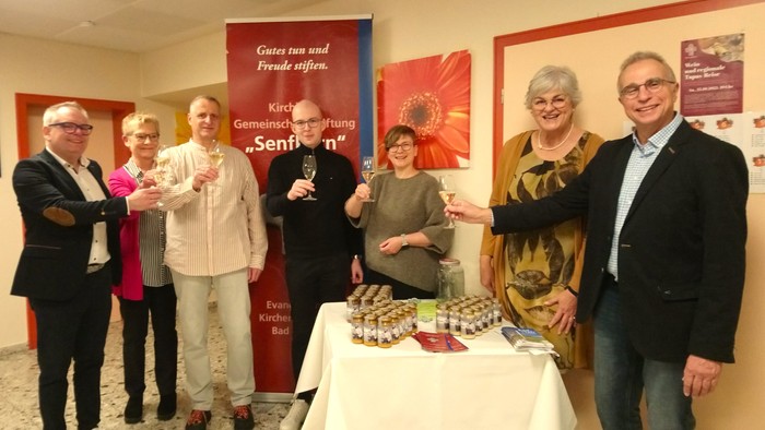 Es freuten sich auf das Weinfest (v.l.n.r.): Bernd Rüthers, Almut Eulberg-Ewald, Stefan Ewald, Rudolf Moor, Frederike Wieneke, Martina Wilde und Horst Kanbach.