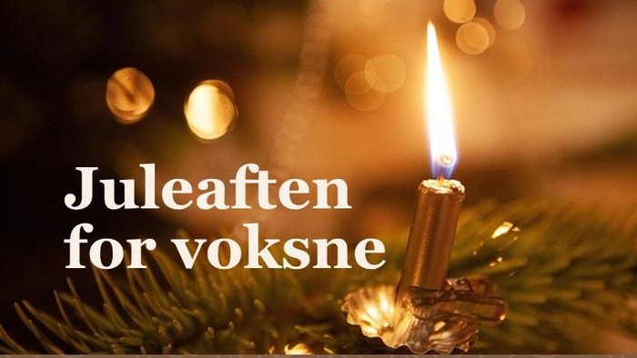 Et tændt stearinlys på et juletræ med slørede lys i baggrunden, med teksten *