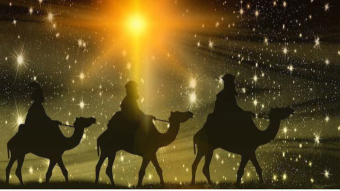 Tre vise mænd rejser på kameler under stjernerne.