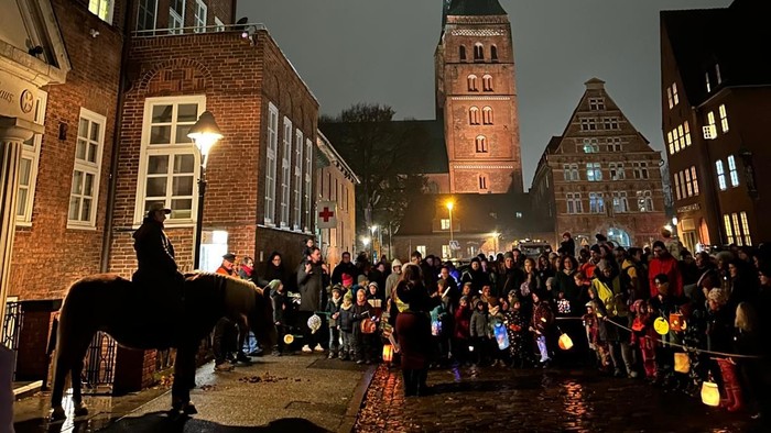 Nächtliche Stadtansicht mit Pferd und Menschenmenge vor Kirche