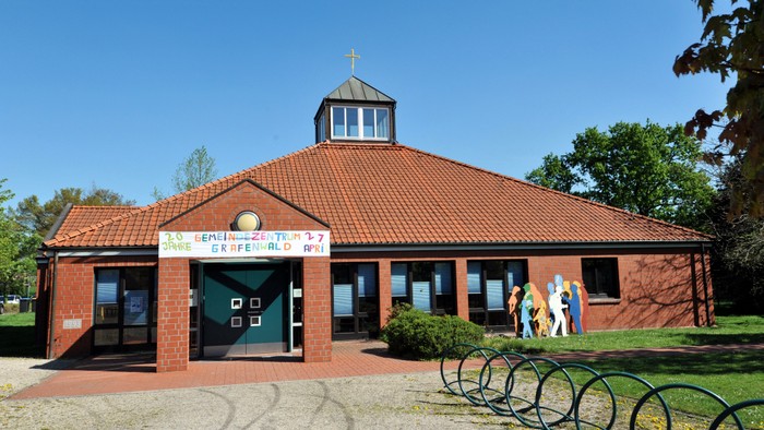 Kirchengebäude mit Menschen draußen