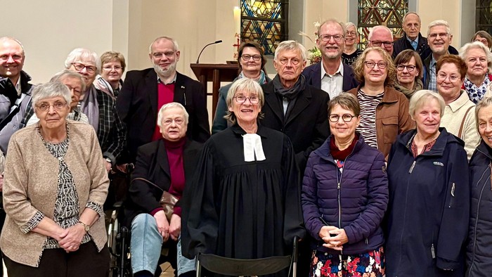Gruppe von Menschen, die in einer Kirche posieren