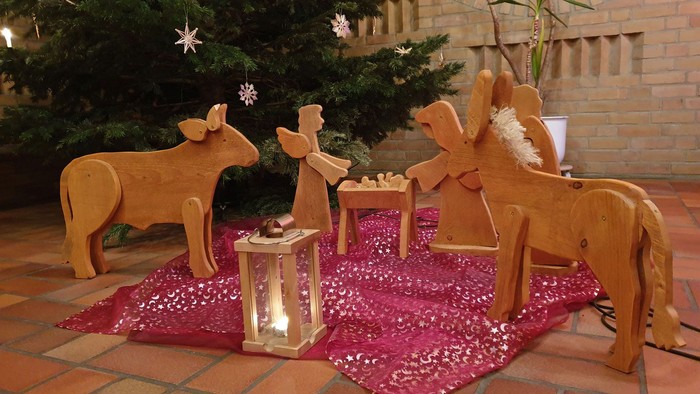 Krippe unter dem Weihnachtsbaum