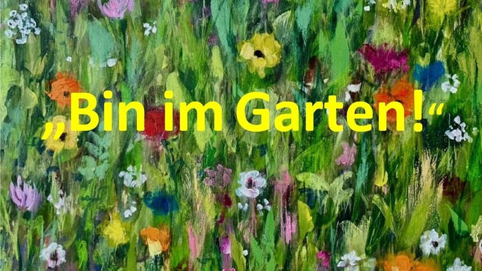 Bunter Garten mit vielen bunten Blumen und grünem Gras