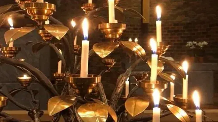 En storslåen kandelier med mange lyse lygter.