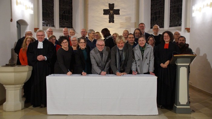 Vertreter:innen der Leitungsgremien von Beckum, Ennigerloh, Neubeckum, Oelde und Wadersloh bei der Unterzeichnung der Kooperationsvereinbarung