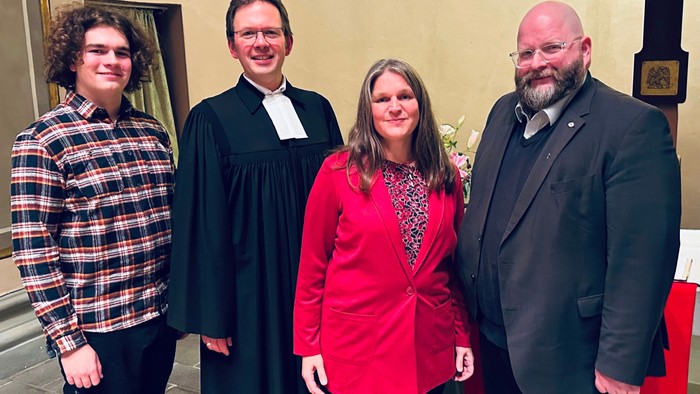 Lukas Beck (links), Pfarrerin Sandra Thönniges (zweite von rechts) und Stefan Mühling (rechts) sind von Superintendent Henning Waskönig in ihr Amt als Mitglied des KSV eingeführt worden. Foto: Kristina Hußmann