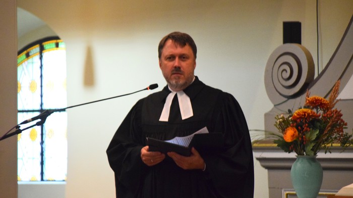 Pfarrer Nico Steffen bei der Predigt in der Dreifaltigkeitskirche Zossen