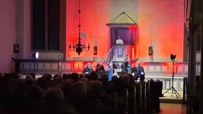 Fünf Sänger in rot beleuchtetem Altarraum