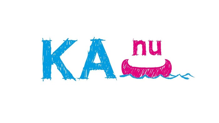 Farbiges Logo mit stilisierten Buchstaben „KA“ in Blau und „nu“ mit einer pinkfarbenen Bootsillustration.