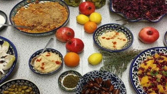 Das Bild zeigt ein Plakat für eine kulinarische Veranstaltung mit verschiedenen Gerichten und Früchten.