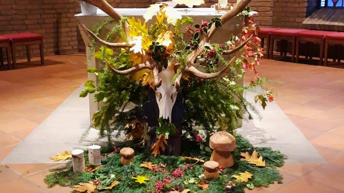 Kirchenaltar mit Blumen und Geweihen geschmückt