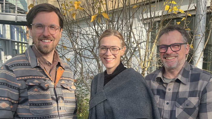 Thomas Gidlow, Olivia Syrowatka und Dirk Staubach stehen vor dem Landeskirchenamt