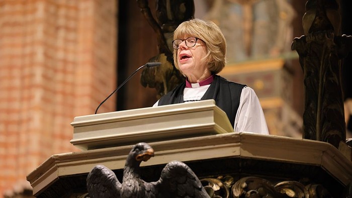 Bischöfin Mullay predigt auf der Kanzel von St. Nikolai