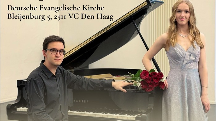 Plakat für ein klassisches Musikereignis mit einer Sopranistin und einem Pianisten, das Werke von Schubert, Debussy, Dvořák, Rachmaninow und Skoryk präsentiert.