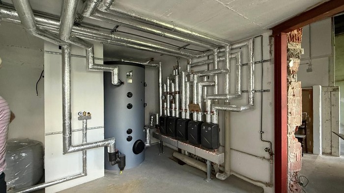 Foto von der Installierung einer Wärmepumpe in Falkenhagen